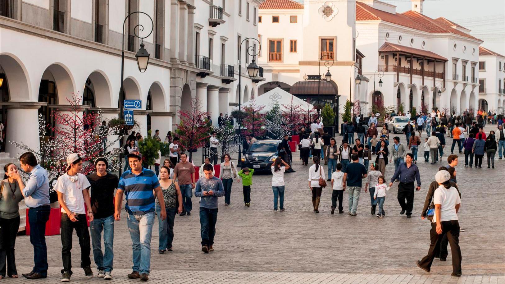 Visitantes y residentes de Cayalá recorren en la calle principal.
