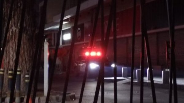 Delincuentes ingresan a mall e intentan robar tienda de ropa en Maipú