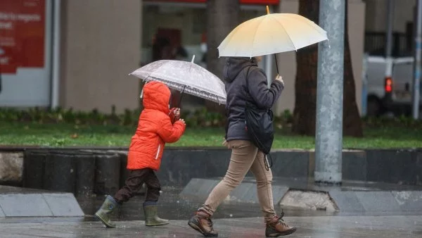 Lluvias. Sistemas frontales. Persona bajo la lluvia.