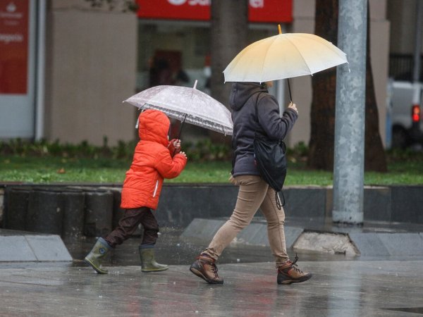 Lluvias. Sistemas frontales. Persona bajo la lluvia.