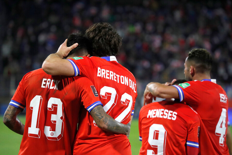Ben Brereton y Erick Pulgar de espaldas.