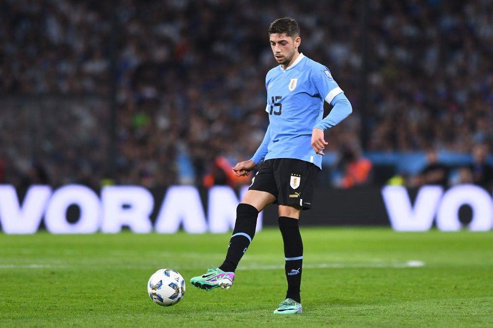 Federico Valverde con el balón