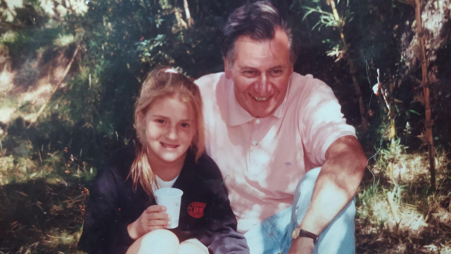 Candearia con su padre.