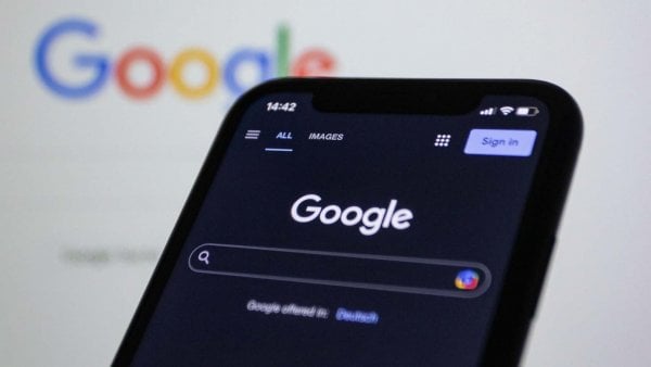 Estudiantes participando en el curso de Fundamentos de IA de Google en Coursera, Chile, 2024.