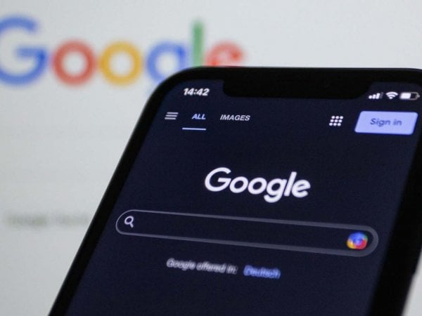 Estudiantes participando en el curso de Fundamentos de IA de Google en Coursera, Chile, 2024.