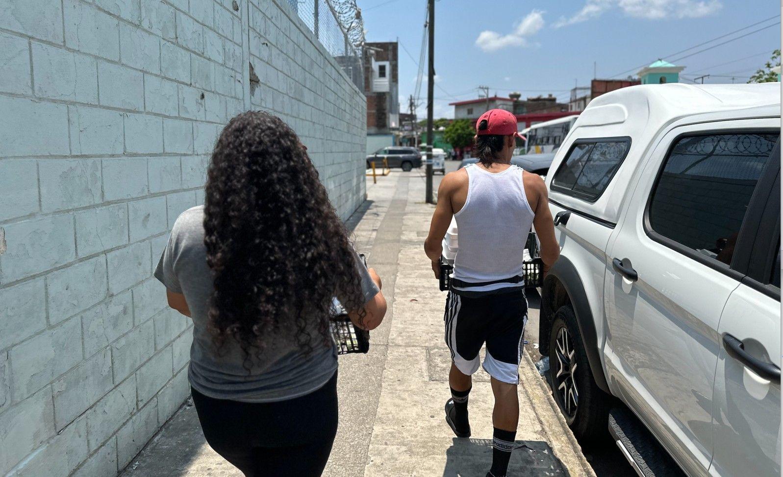 Javier N. y su esposa reparten comida en Juchitán.