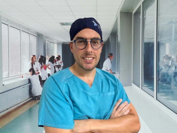 Fotografía de Cristóbal Langdon utilizando Speaknosis durante una consulta médica, mostrando la interfaz de la herramienta en acción. Chile, España. 2024.