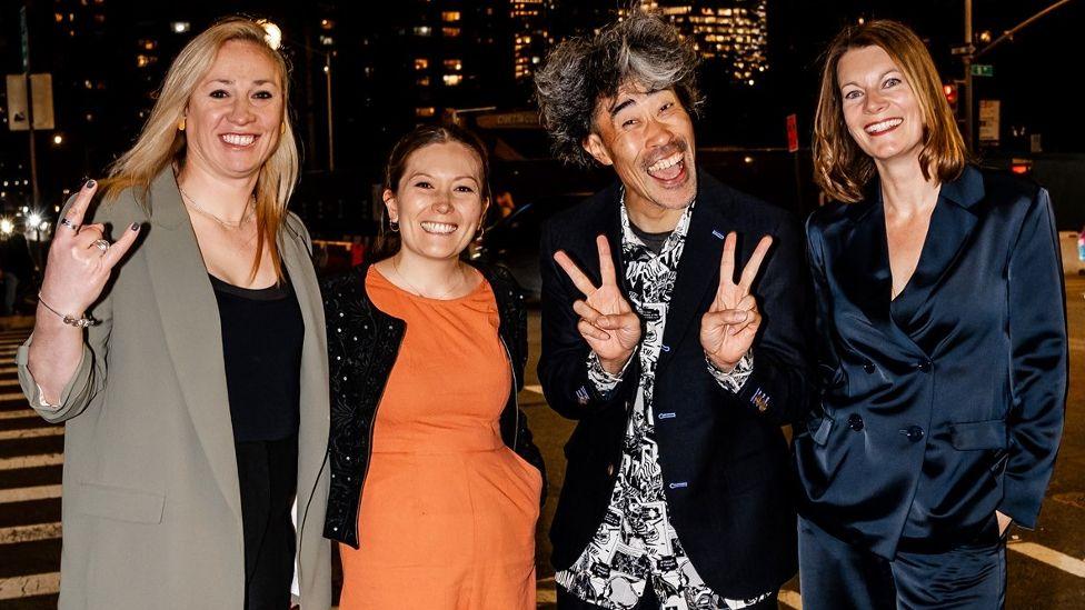 De izquierda a derecha: los productores de la nueva película documental Andee Ryder y Megumi Inman con Nasubi y la directora Clair Titley.