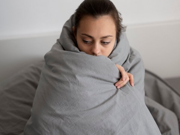 Mujer con frío invierno. Mujer con trastorno afectivo estacional (TAE).