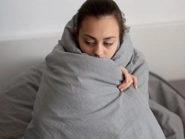 Mujer con frío invierno. Mujer con trastorno afectivo estacional (TAE).