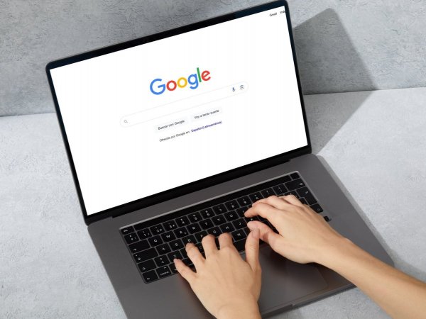 Computador con Google.