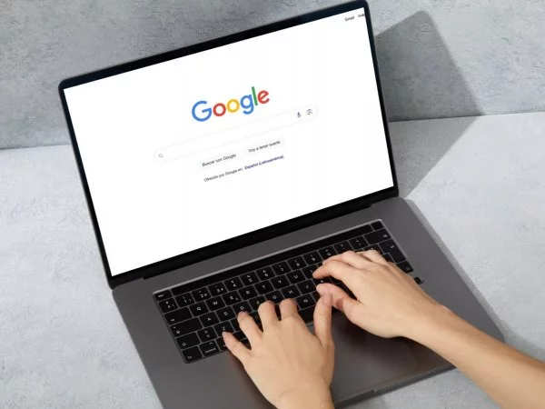 Computador con Google.