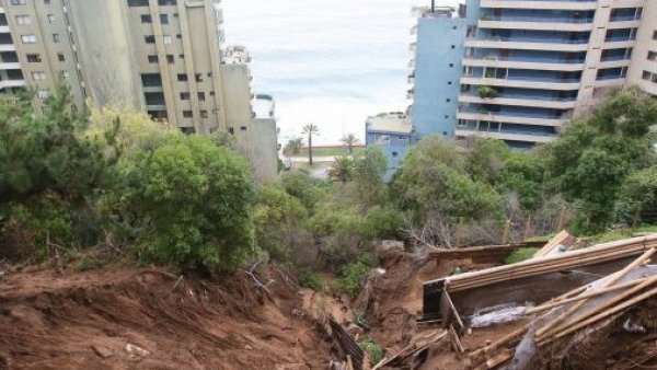 Edificios y socavón en Reñaca