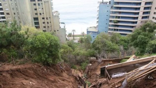 Edificios y socavón en Reñaca