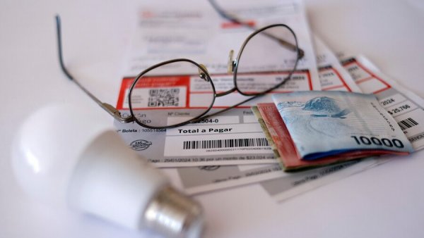 Cuenta de la luz con billetes.