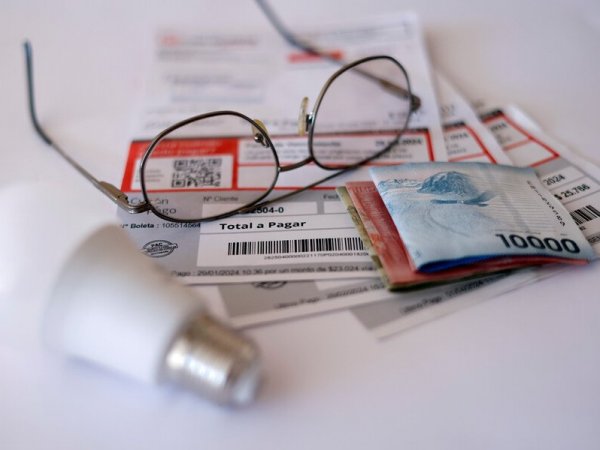 Cuenta de la luz con billetes.