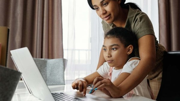 Familia disfrutando de vacaciones de invierno con herramientas digitales de Google, Chile, 2024.