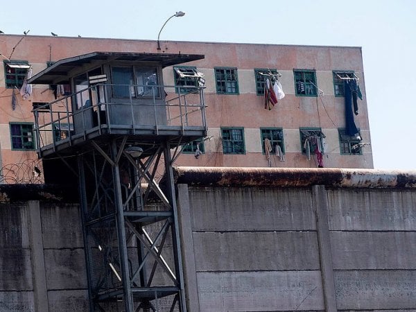 Sobrepoblación en cárceles chilenas.