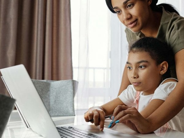 Familia disfrutando de vacaciones de invierno con herramientas digitales de Google, Chile, 2024.
