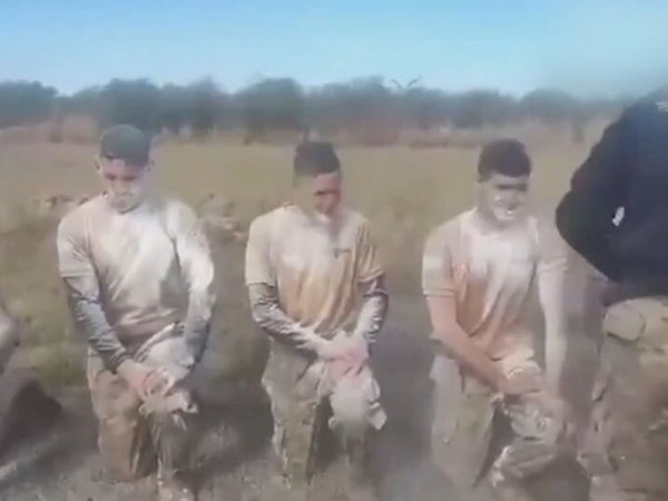 Soldados rociados con cal viva.