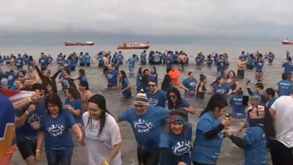 VIDEO: ¡El frío no importó! Así se vivió el Chapuzón del Estrecho 2024