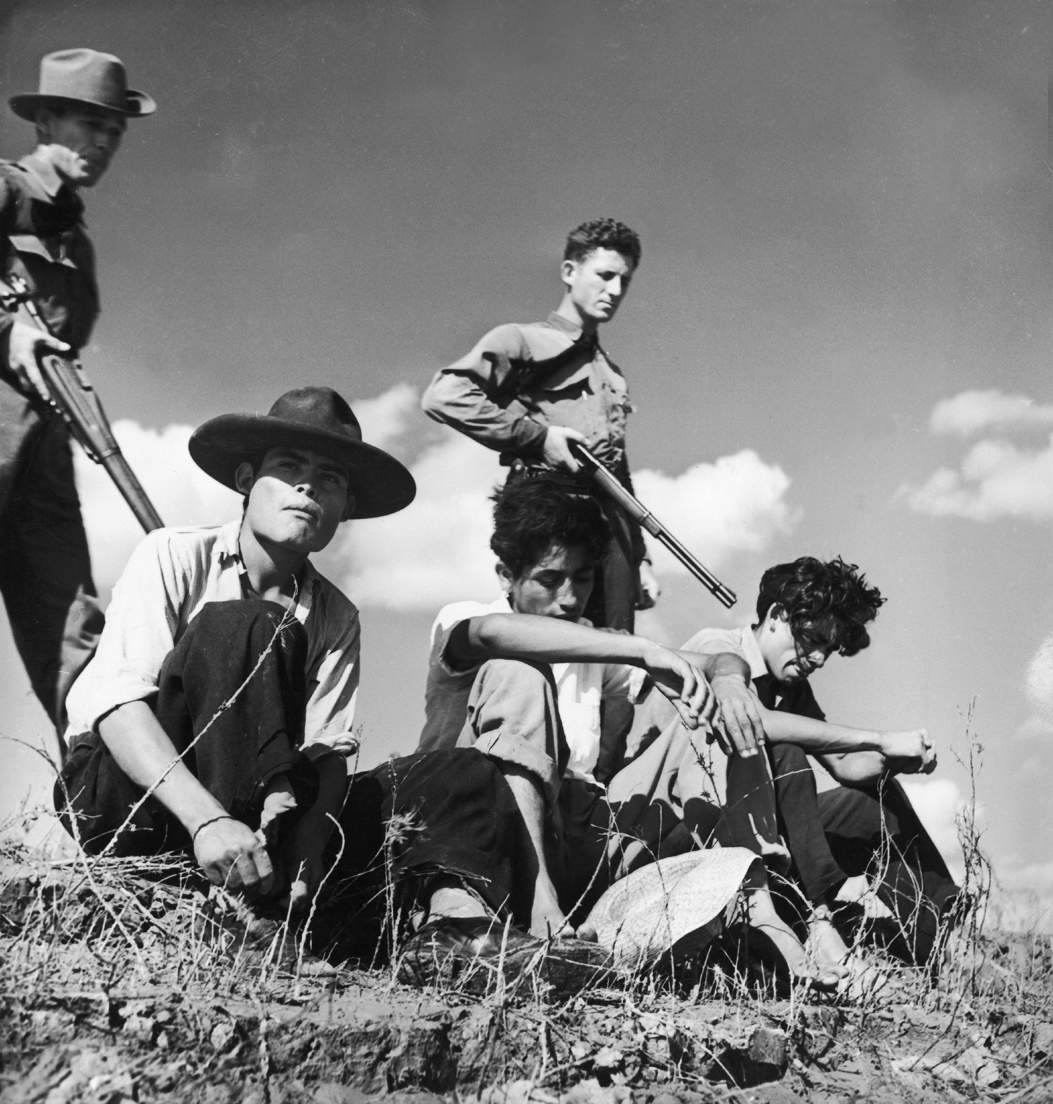 Mexicanos indocumentados detenidos por la Patrulla Fronteriza.