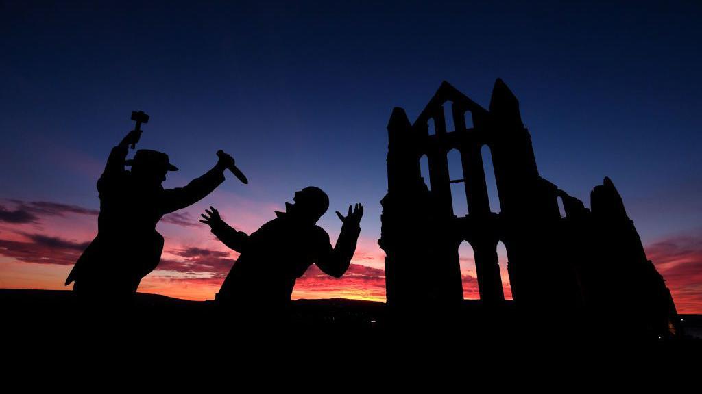 Actores interpretan una escena de vampiros. 
