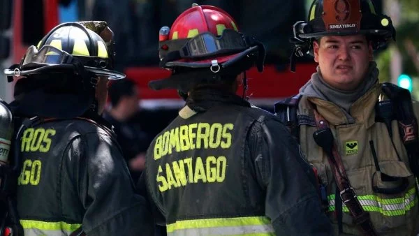 Bomberos usando una camioneta JIM en una emergencia. Chile, 2024.