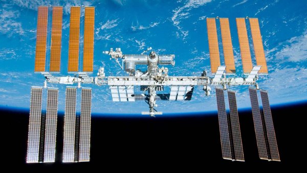 La Estación Espacial Internacional en órbita terrestre. 2024.