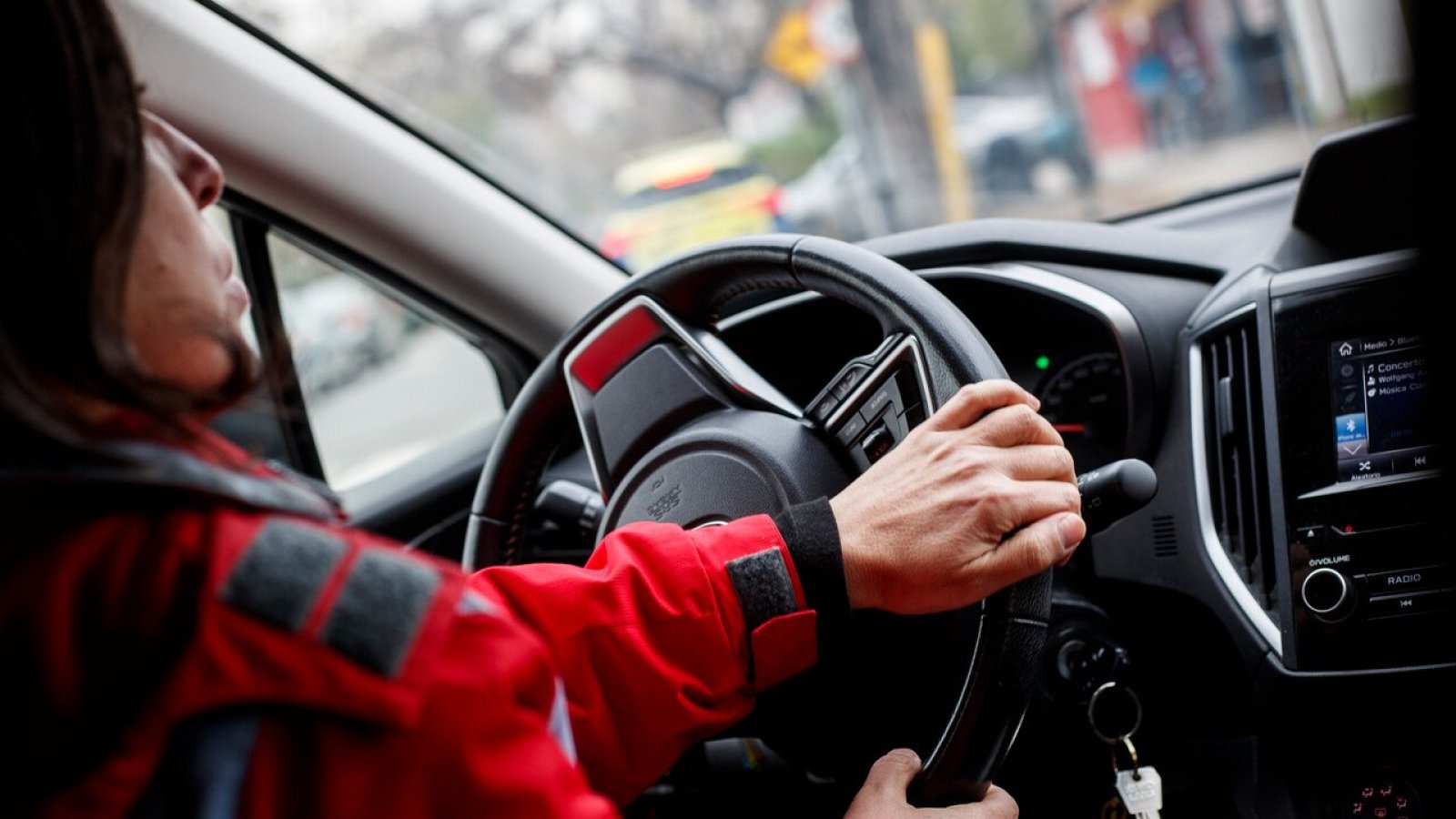 Persona manejando un auto. Examen de conducir.