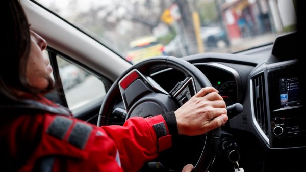 Persona manejando un auto. Examen de conducir.