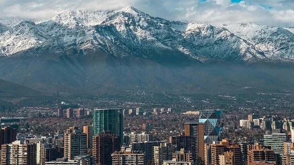 Vista panorámica de Santiago de Chile, ciudad destacada por su calidad de vida en Sudamérica. 2024.
