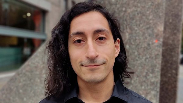 Braulio Valdebenito recibiendo el premio en el Memorial Sloan Kettering Cancer Center.