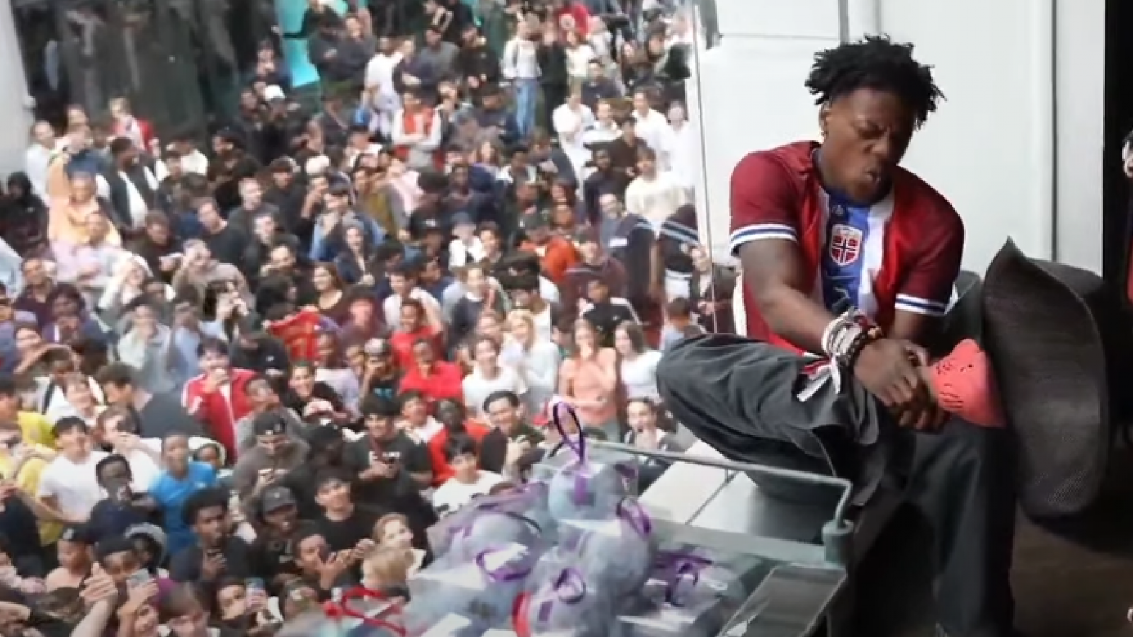 iShowSpeed segundos luego de lastimarse el tobillo, con una muchedumbre de fans esperándolo afuera