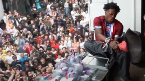 iShowSpeed segundos luego de lastimarse el tobillo, con una muchedumbre de fans esperándolo afuera