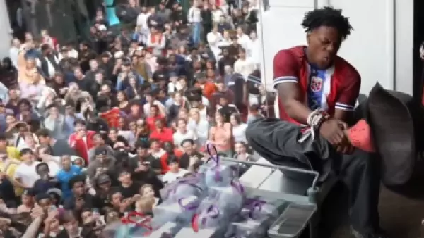 iShowSpeed segundos luego de lastimarse el tobillo, con una muchedumbre de fans esperándolo afuera