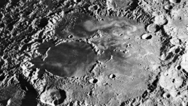 Remolino Lunar, que según una nueva investigación de Stanford, podría ser causado por campos magnéticos pertenecientes a la ilmenita