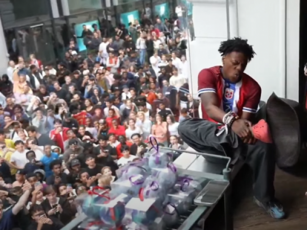 iShowSpeed segundos luego de lastimarse el tobillo, con una muchedumbre de fans esperándolo afuera