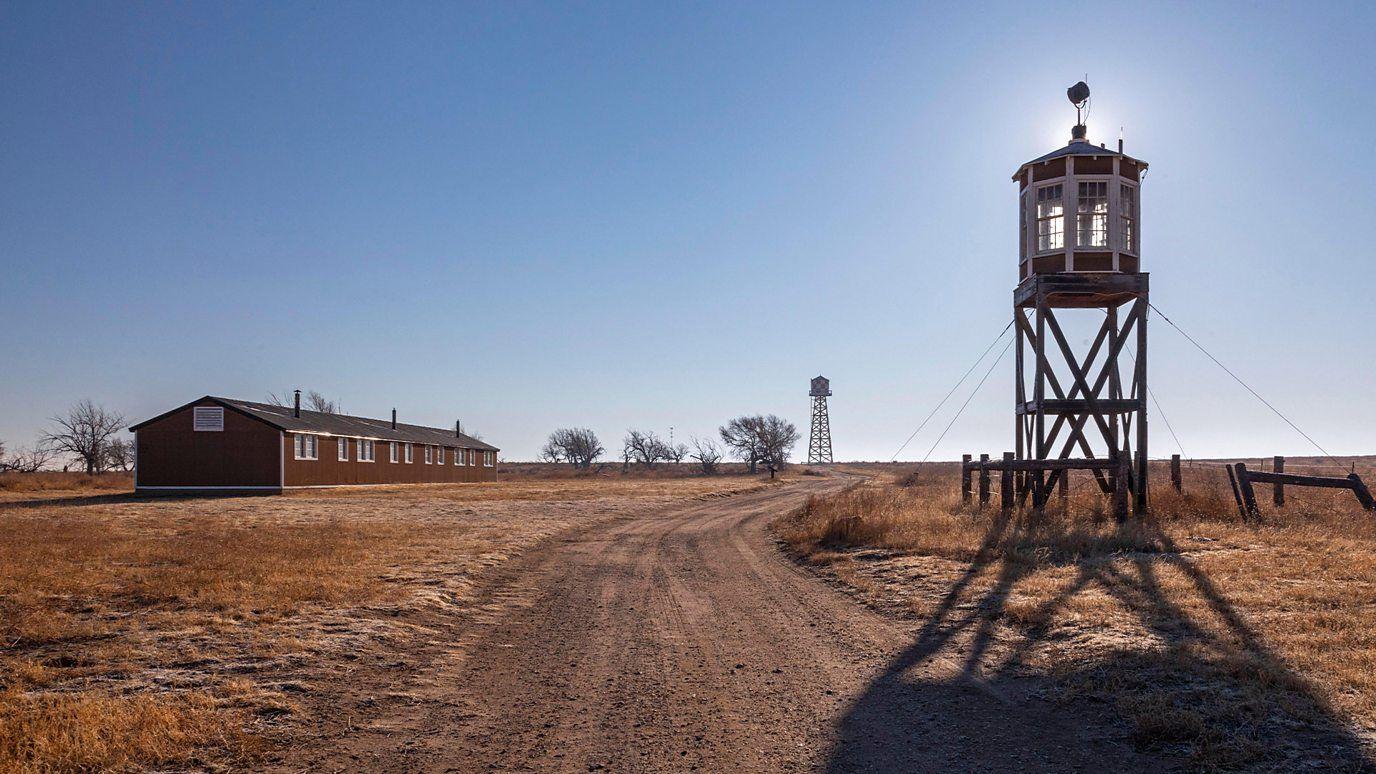 Edificios y torre de vigilancia en Amache.