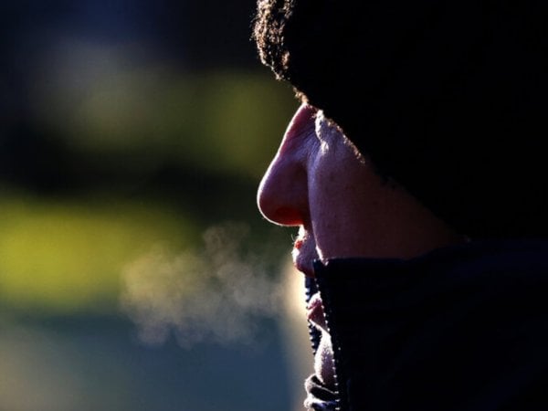 Iván Torres y persona abrigada con frío. Bajas temperaturas.