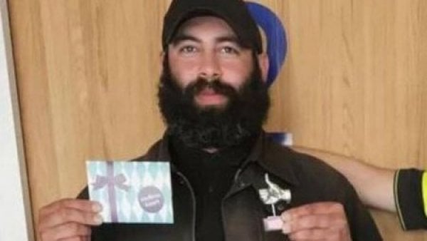 Hadjer Al-Ali vivía en las calles de Ámsterdam, pero luego de este episodio solidario, ha podido alquilar su propio departamento y se ha reunido con sus hijos después de años de separación.