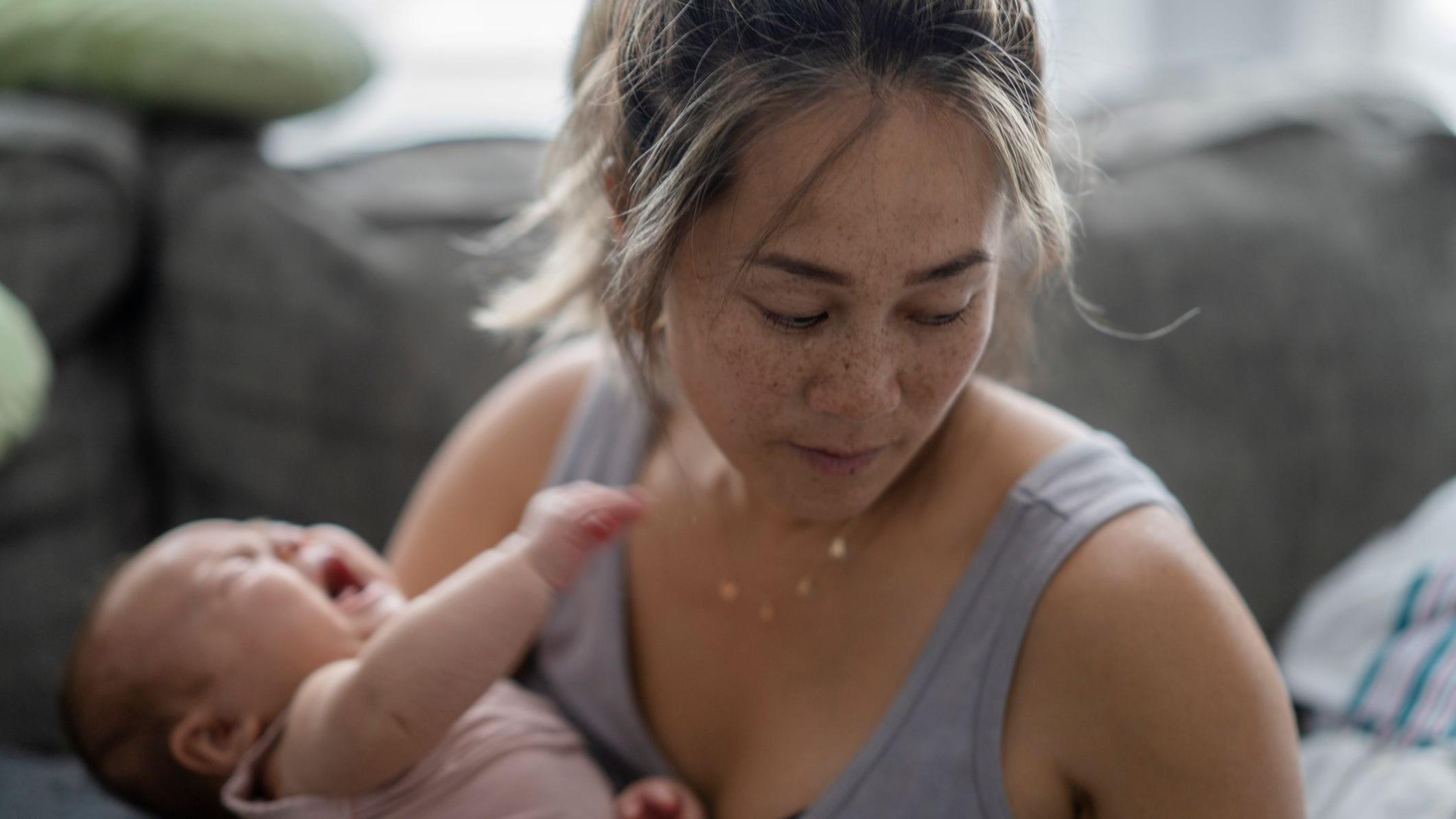 Una mujer con su bebé.