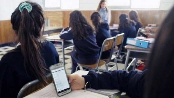 Prohibición uso celulares en colegios.