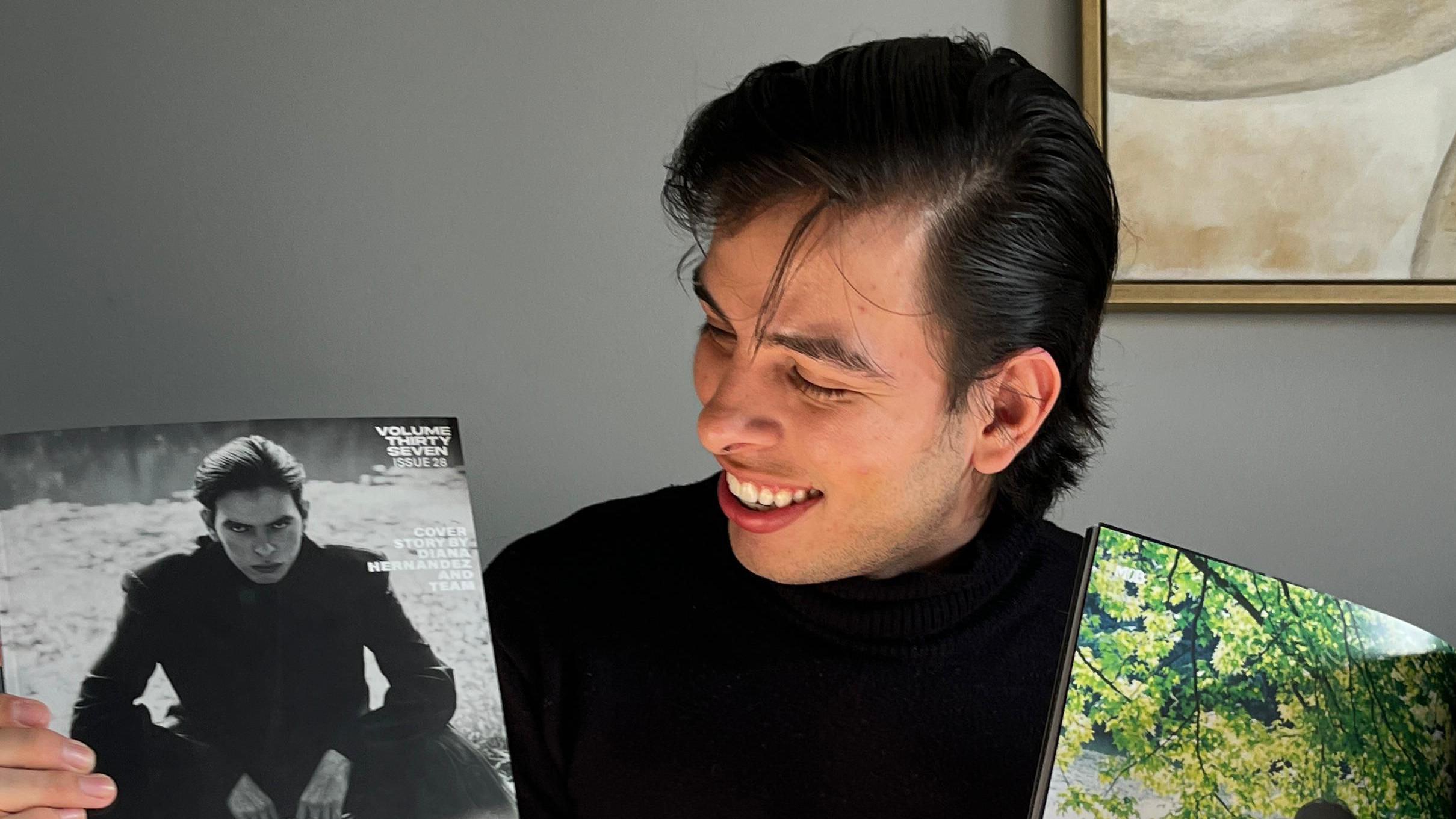 Michell con la portada de la primera revista de la que ha sido portada.