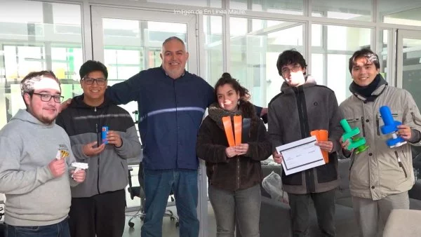 Estudiantes de la Universidad de Talca trabajando en el diseño y creación de piezas 3D para prótesis. Chile, 2024.