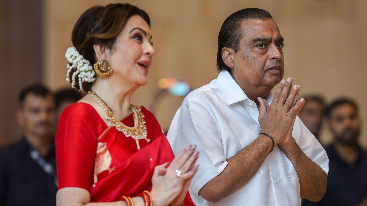 El gesto del presidente de Reliance Industries, Mukesh Ambani (R), y su esposa, Neeta Ambani, durante una ceremonia matrimonial multitudinaria para parejas desfavorecidas en el Parque Reliance Corporate, Navi Mumbai, India, 02 de julio, 2024