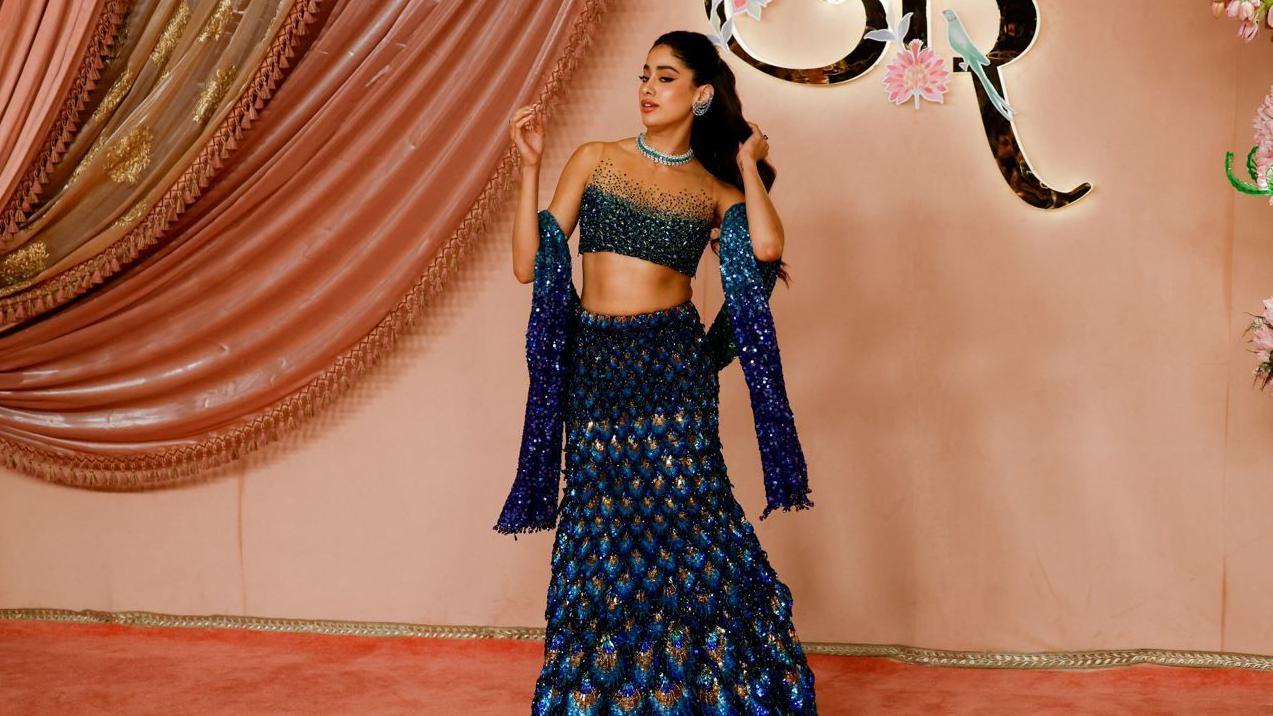 La actriz Janhvi Kapoor posa en la alfombra roja en la ceremonia Sangeet de Anant Ambani y Radhika Merchant que tuvo lugar en el Jio World Centre, Mumbai, India, 5 de julio, 2024.