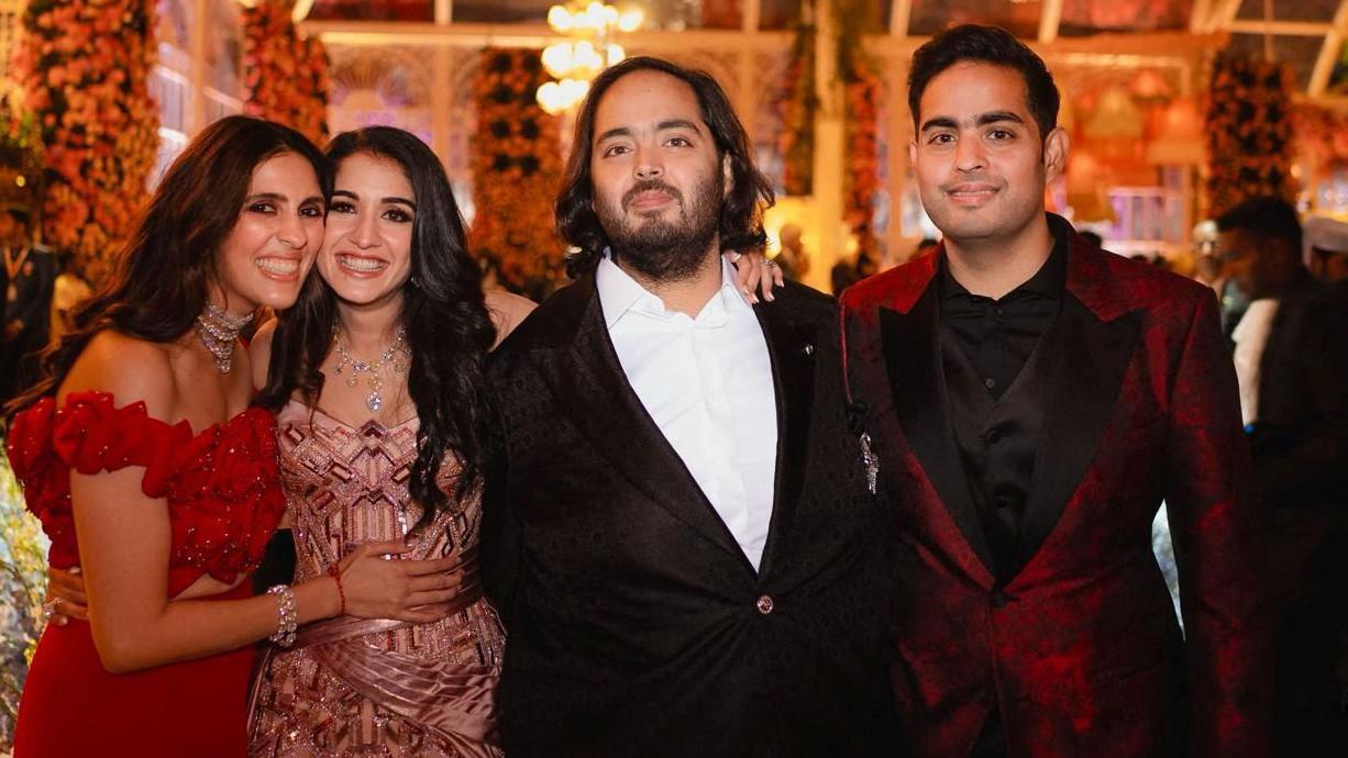 Akash Ambani y Anant Ambani, hijos de Mukesh Ambani, presidente de Reliance Industries, posan con Shloka Mehta Ambani, esposa de Akash, y Radhika Merchant, hija de Viren Merchant, durante las celebraciones prenupciales de Anant y Radhika en Jamnagar, Gujarat, India, 2 de marzo, 2024. Reliance.