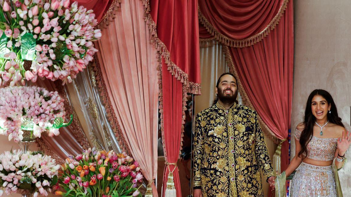 Anant Ambani, hijo del empresario Mukesh Ambani, llega con su futura esposa Radhika Merchant a la alformbra roja durante la ceremonia Sangeet en el Jio World Centre, Mumbai, India, 5 de julio, 2024.