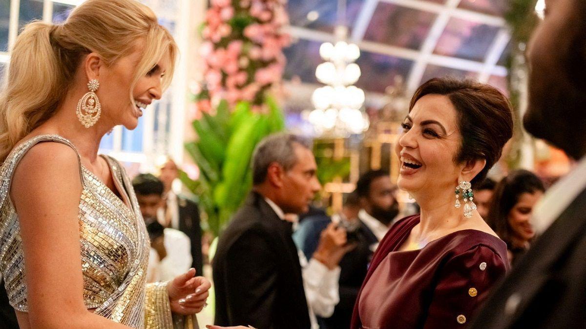 Nita Ambani, esposa de Mukesh Ambani, el presidente de Reliance Industries, comparte un momento con Ivanka Trump durante celebraciones prenupciales del hijo de Ambani, Anant Ambani y Radhika Merchant, hija de Viren Merchant, en Jamnagar, Gujarat, India, 1 de marzo, 2024.
